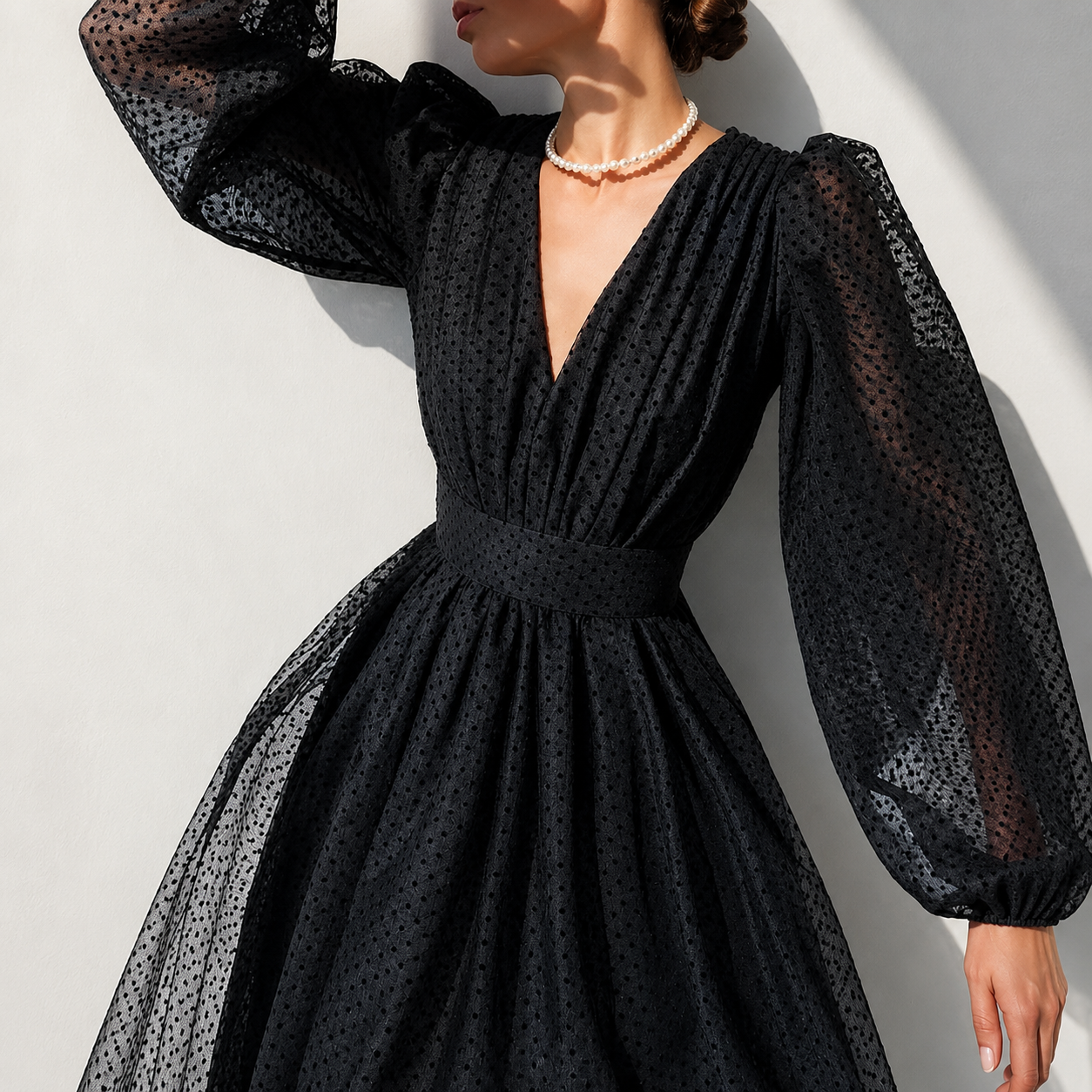 Emina - Elegantes Kleid mit V-Ausschnitt und langen Ärmeln