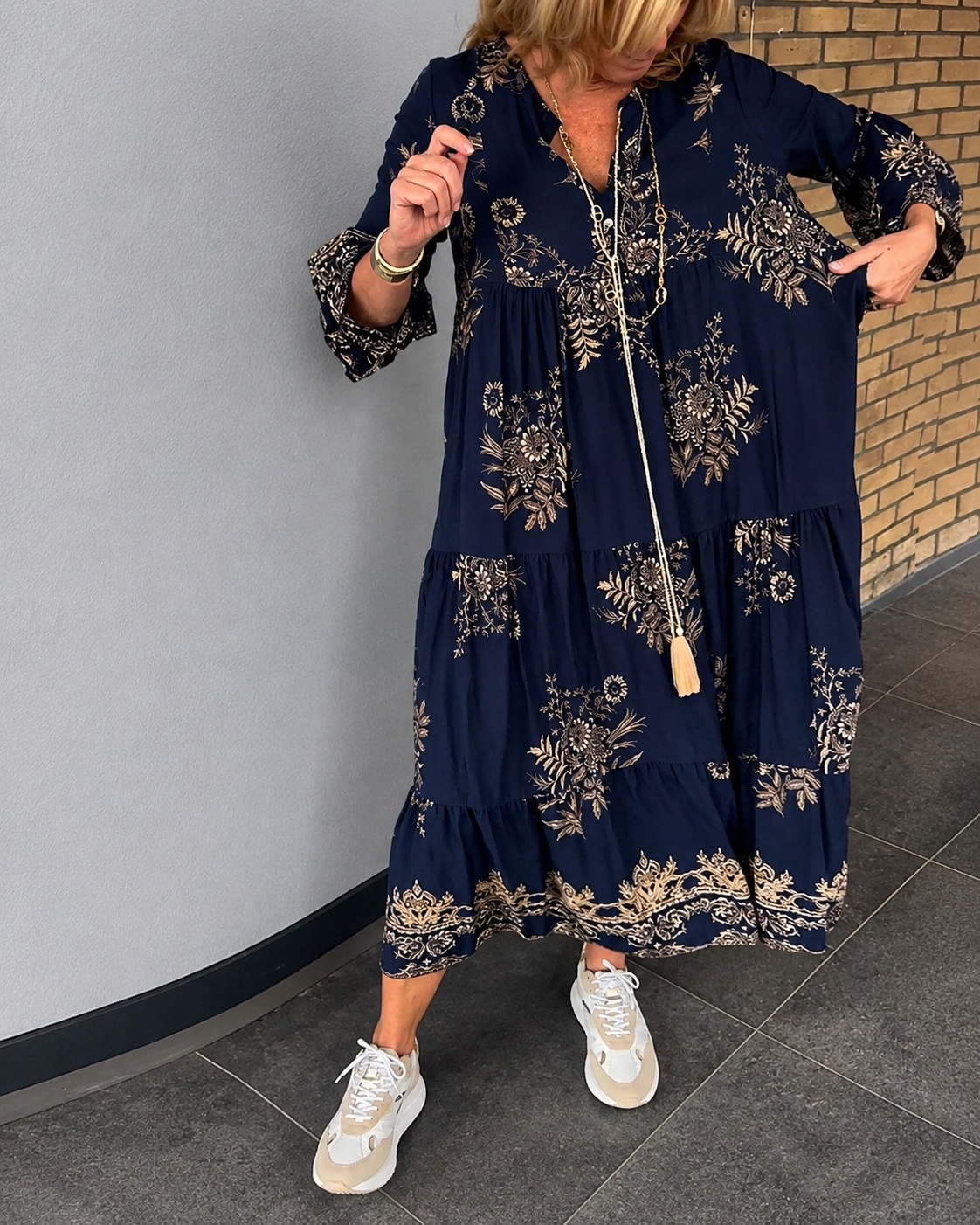 Bélise - Retro-Locker geschnittenes Kleid mit V-Ausschnitt
