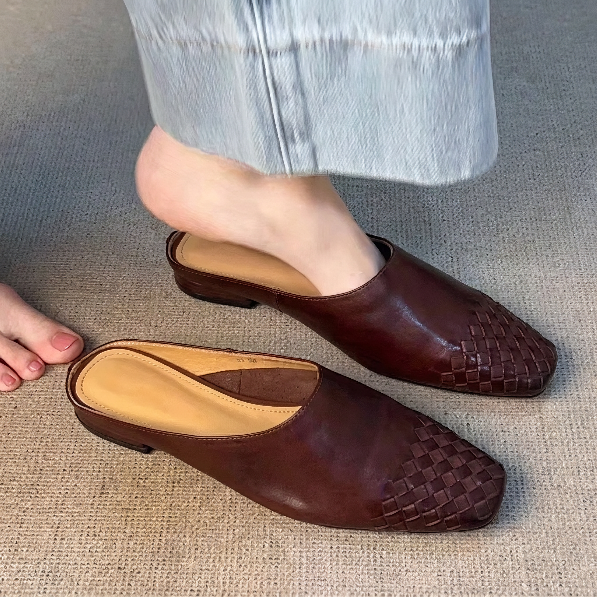 Nora - Trendige Sandalen mit geschlossenem und geflochtenem Muster