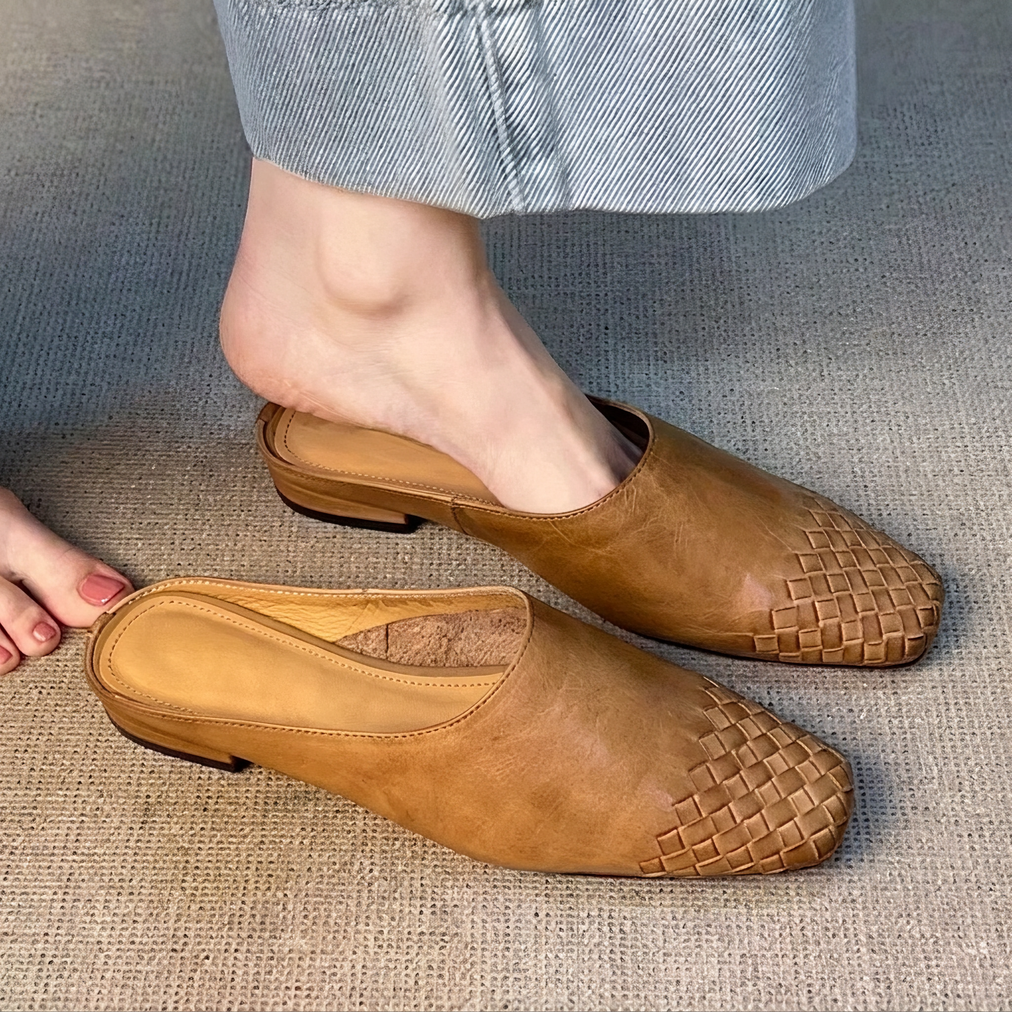 Nora - Trendige Sandalen mit geschlossenem und geflochtenem Muster