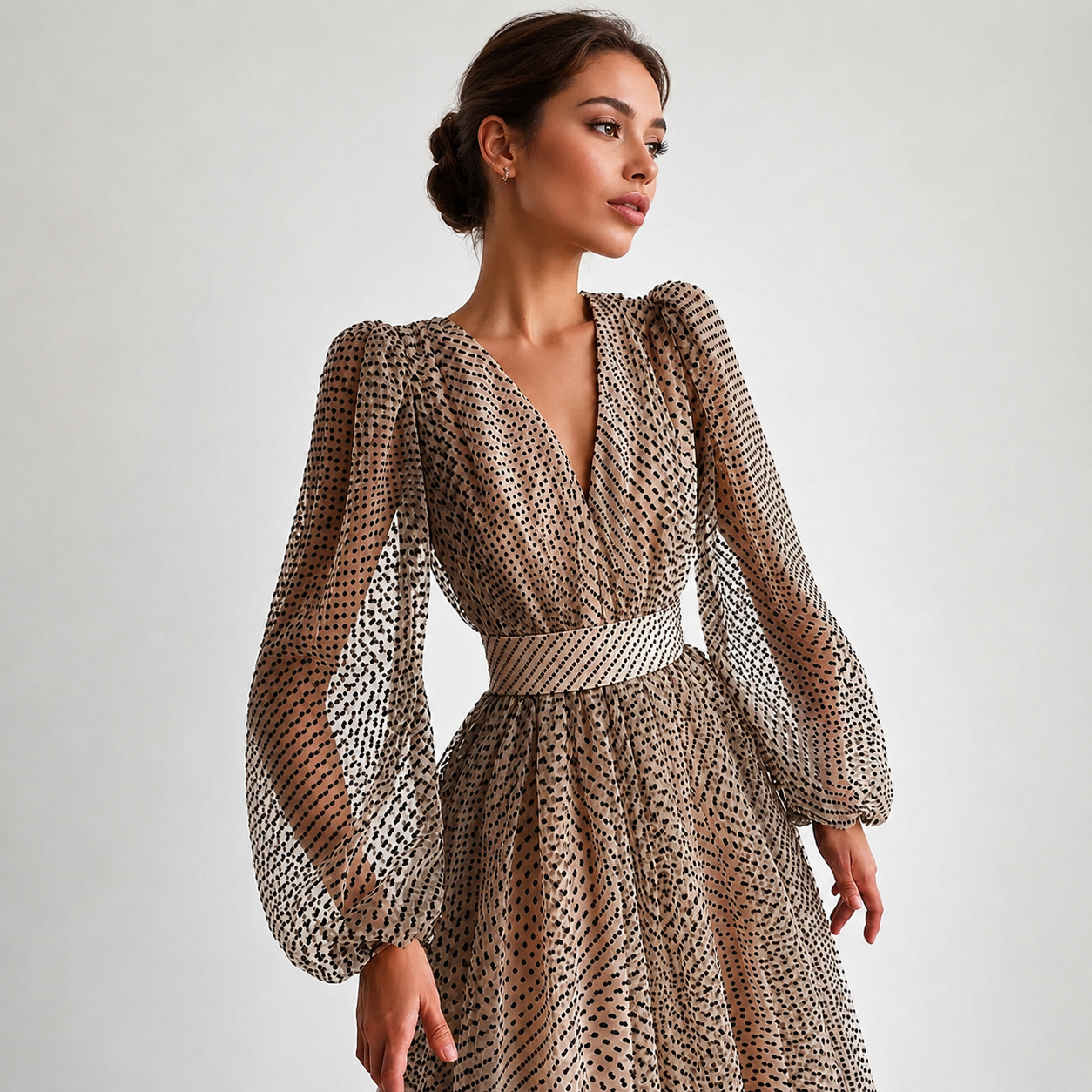 Emina - Elegantes Kleid mit V-Ausschnitt und langen Ärmeln