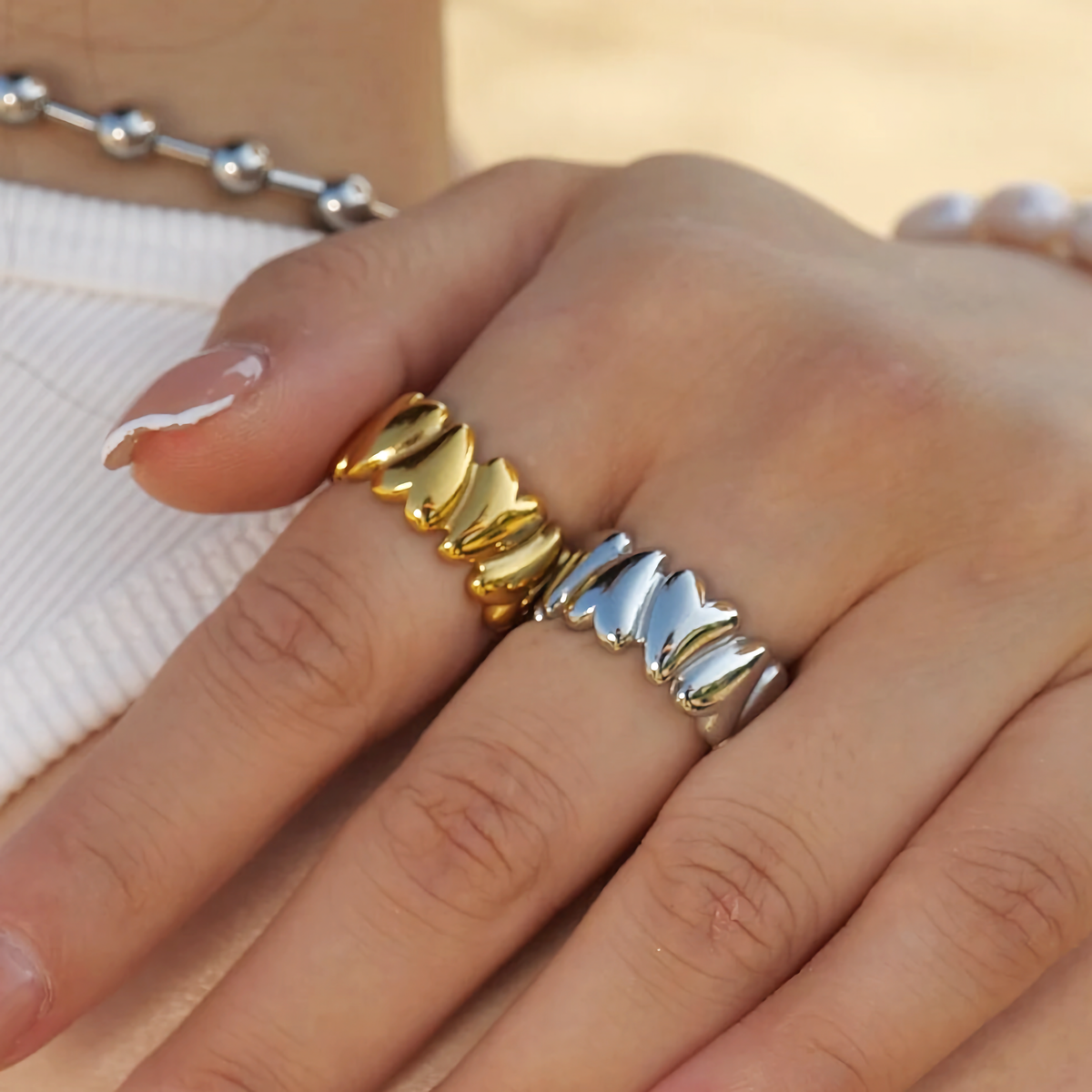 Elena – Schwankender Herzring aus Gold
