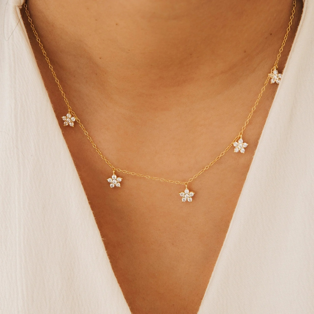 Halskette mit zarten Diamantblüten