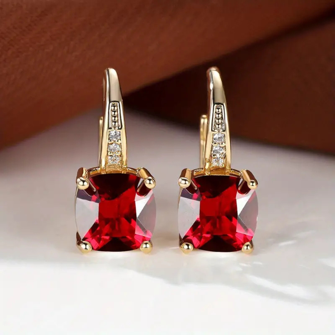 Naoko – Elegante Creolen mit glitzernden Steinen