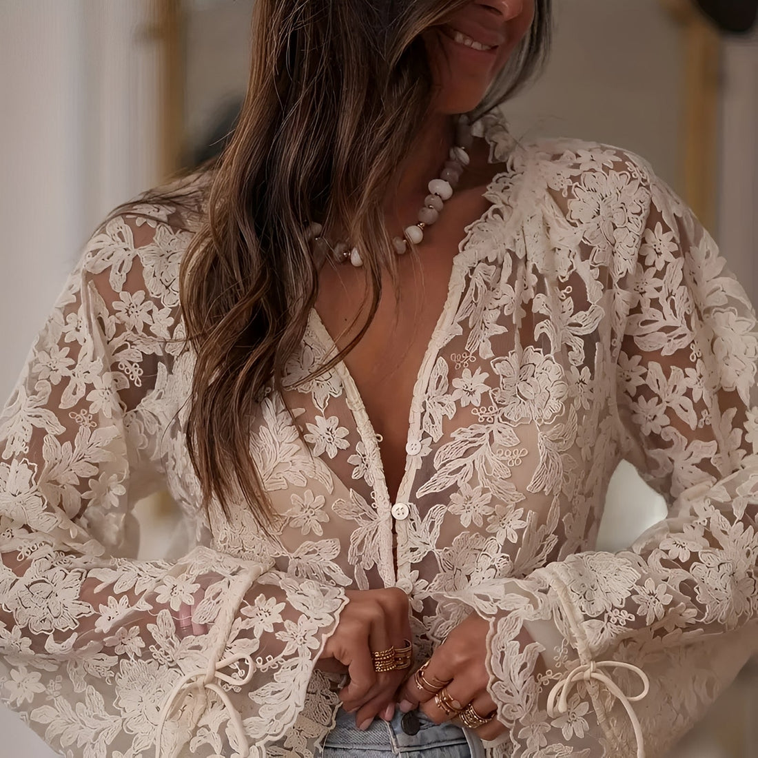 Alexia - Modische Bluse mit Blumenverzierung
