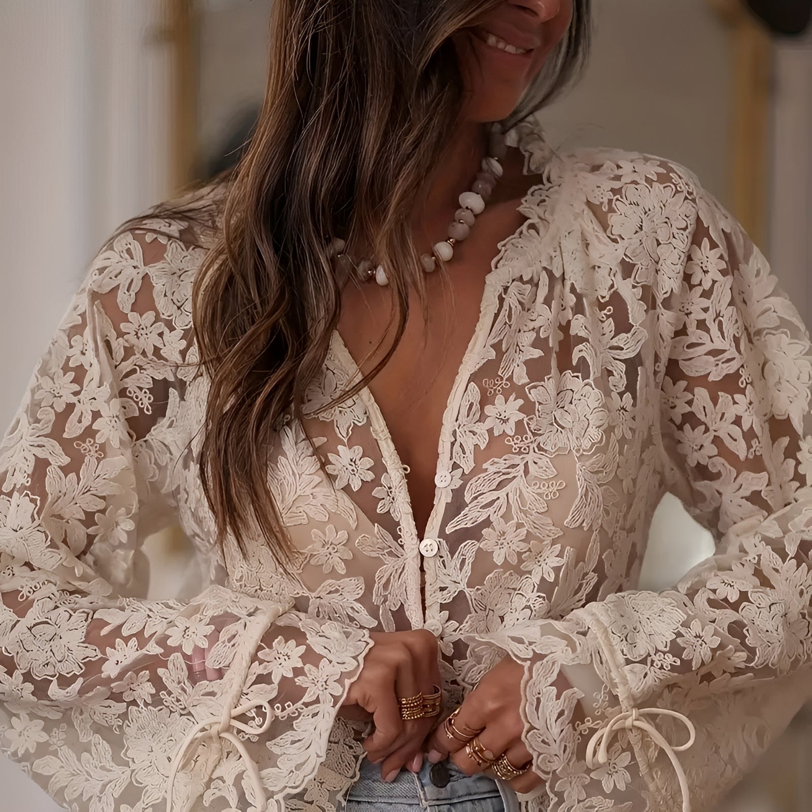 Alexia - Modische Bluse mit Blumenverzierung