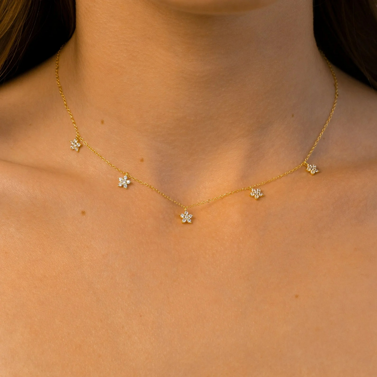 Halskette mit zarten Diamantblüten