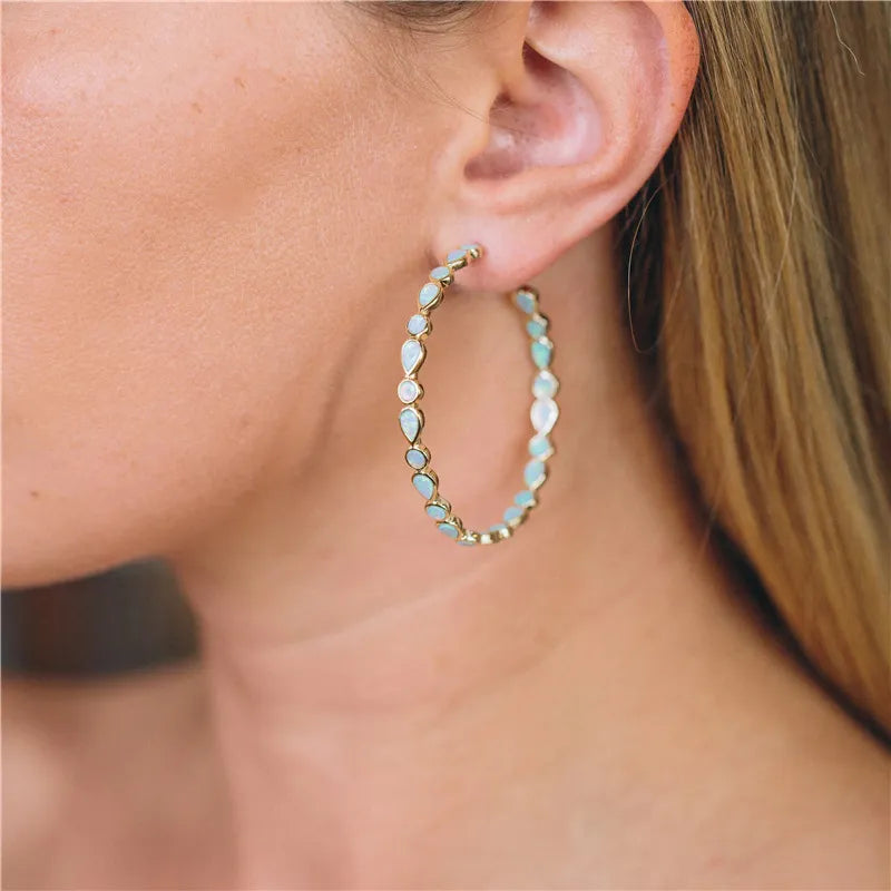 Glänzende Eleganz - Ohrringe aus blauem Opal und Gold