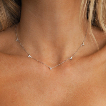 Silberne Kette mit Kristallen in Traubenform