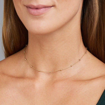 Kette mit Einlagen - Kette aus runden Perlen