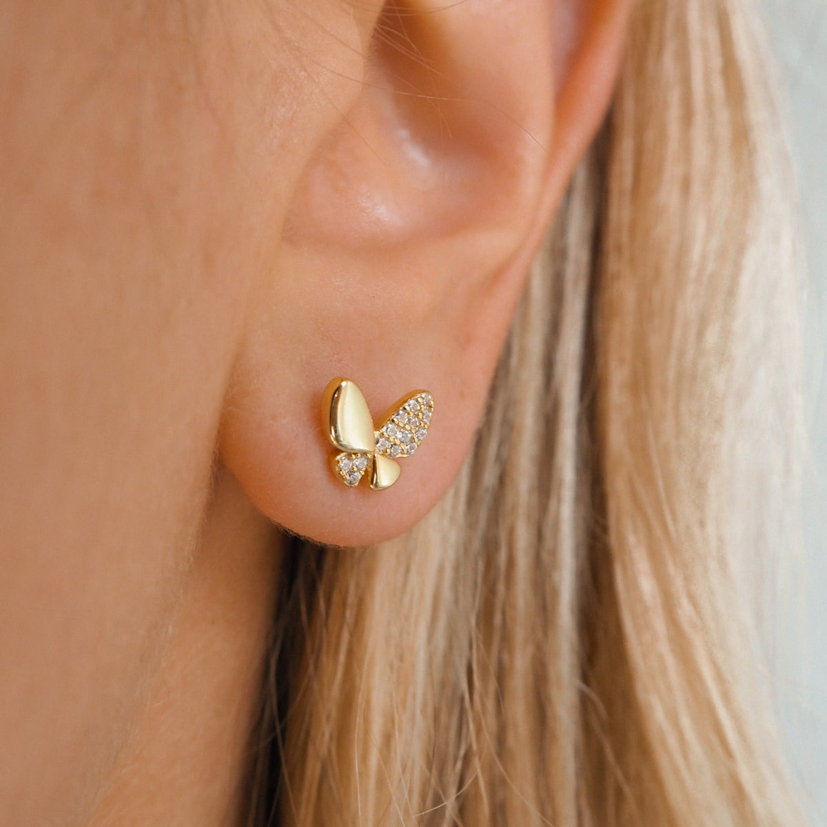 Ohrringe in Schmetterlingsform mit glitzernden Kristallen