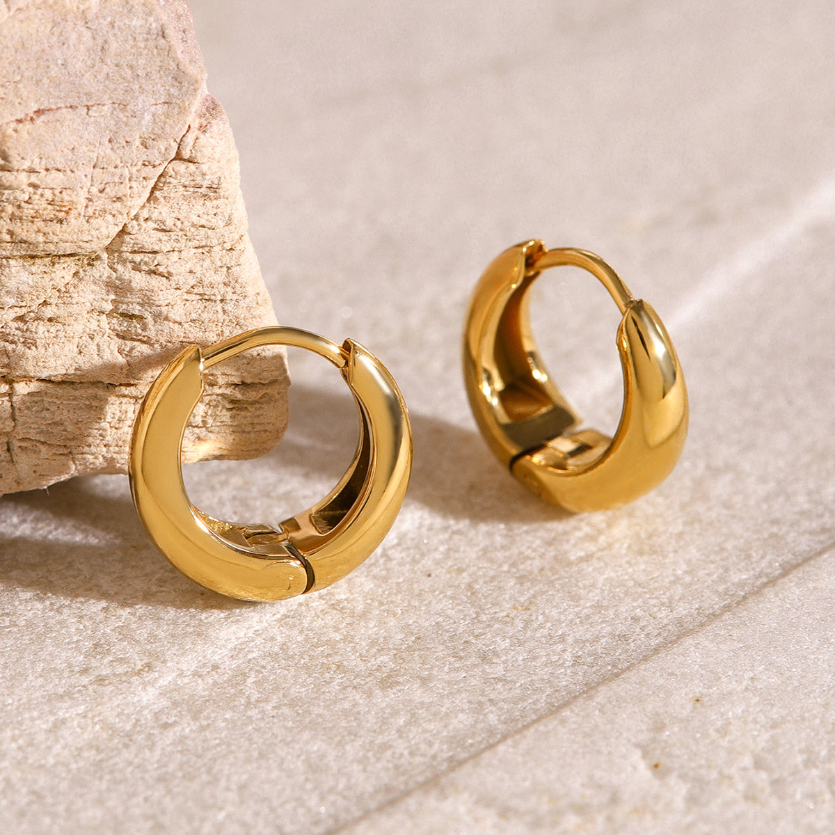 Iris – Geometrische Huggie-Ohrringe in Gold