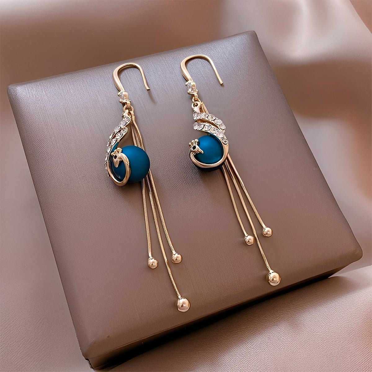 Sheynn – Stilvolle Ohrringe mit blauen Perlen