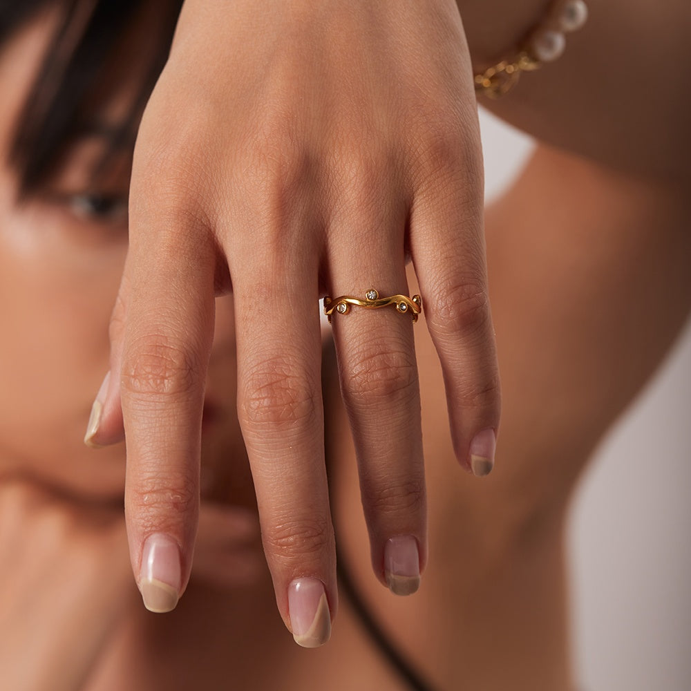 Willow – Goldring in Blattform mit veränderbaren Zirkonias