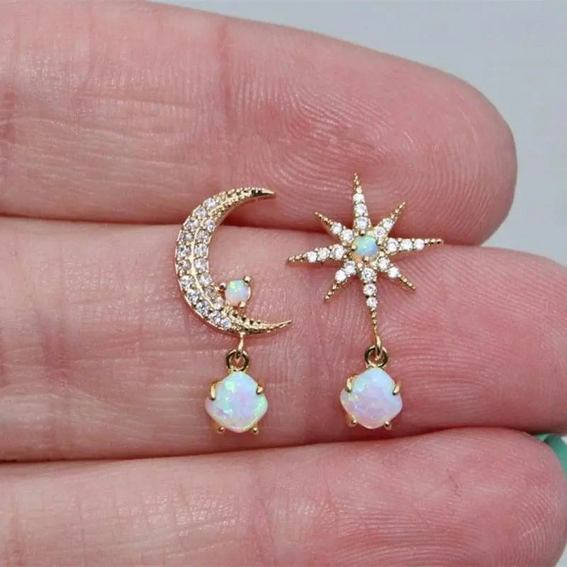 Carol – Ohrringe in Gold und Opal im Design von Mond und Sternen