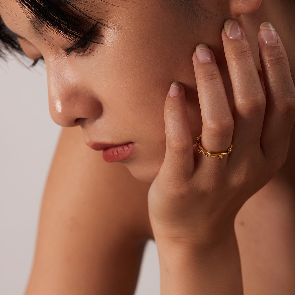 Willow – Goldring in Blattform mit veränderbaren Zirkonias