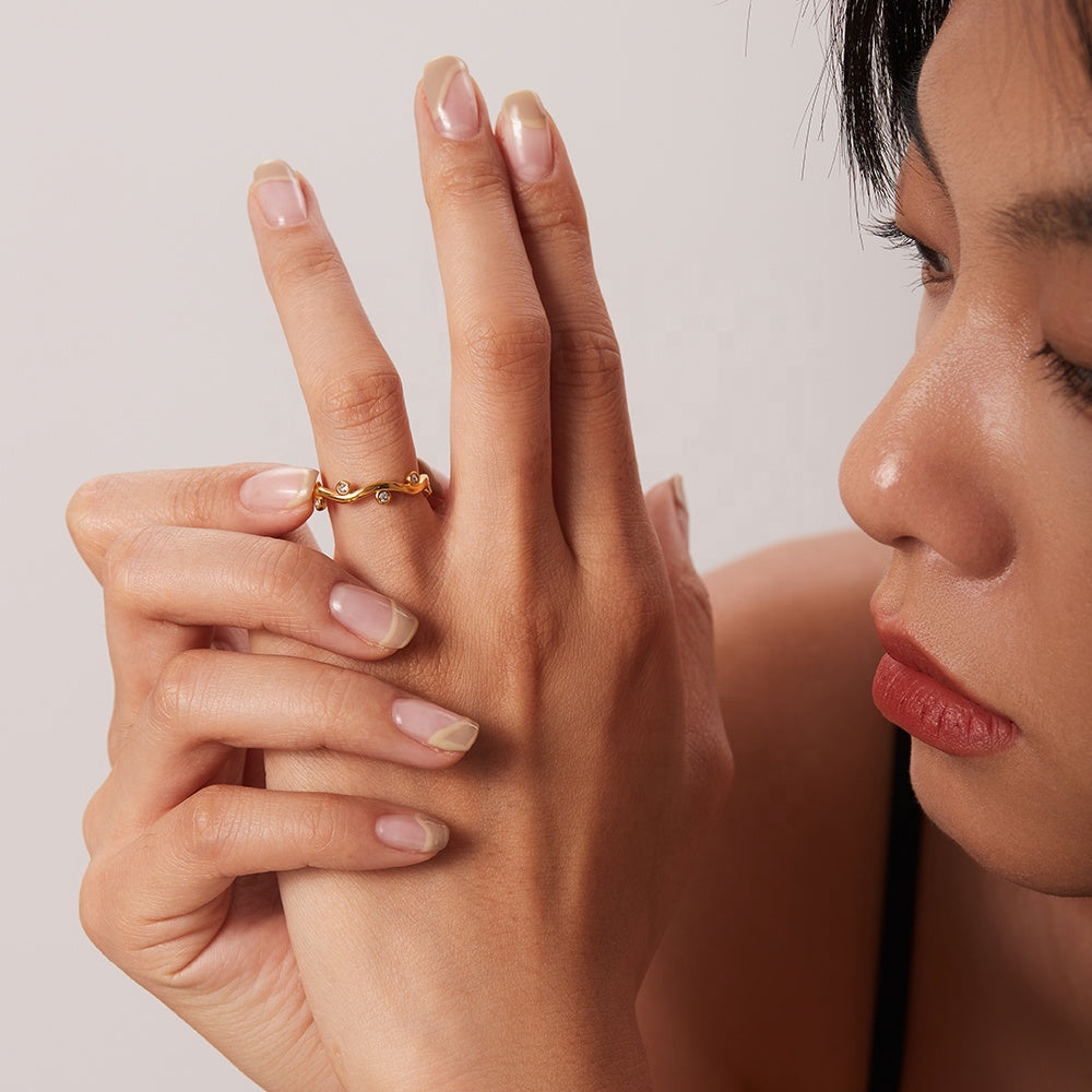 Willow – Goldring in Blattform mit veränderbaren Zirkonias