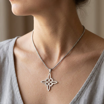 Morwen – Halskette mit Schutzzauber-Knoten