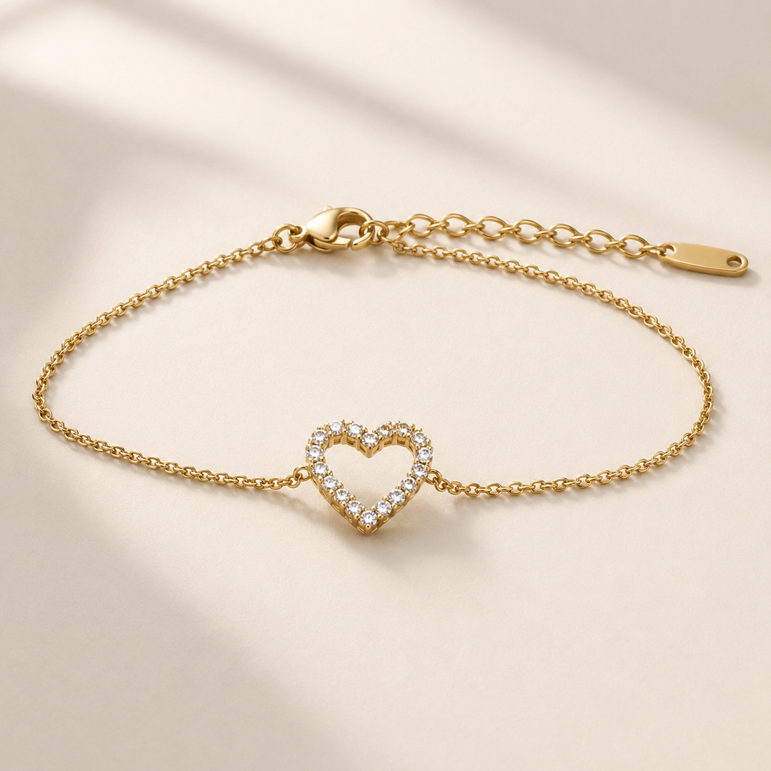 Goldenes Herzarmband mit offenem Design