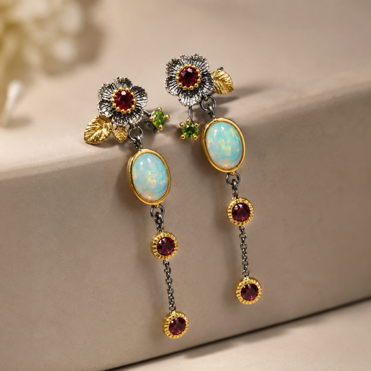 Zyra – Boho Ohrringe mit Opal und rotem Zirkon