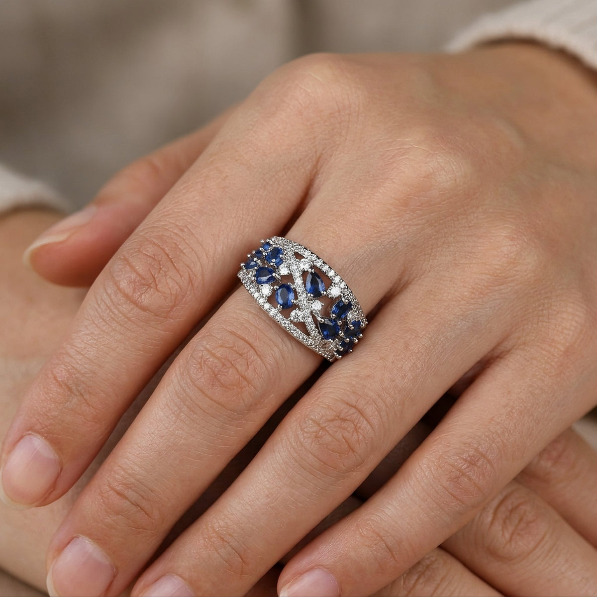 Julie – Vintage-Ring mit blauer Zirkonia und goldenen Akzenten