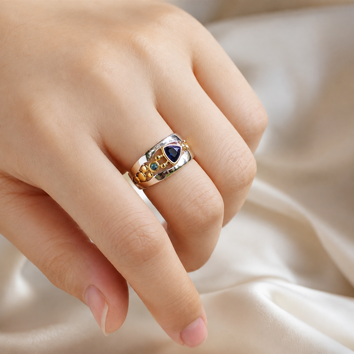 Ricca – Vintage-Ring mit leuchtend blauem Kristall