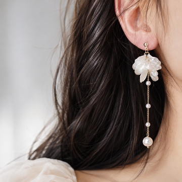 Rhia – Ohrringe mit Blumblatt-Design, Perlen und Quasten