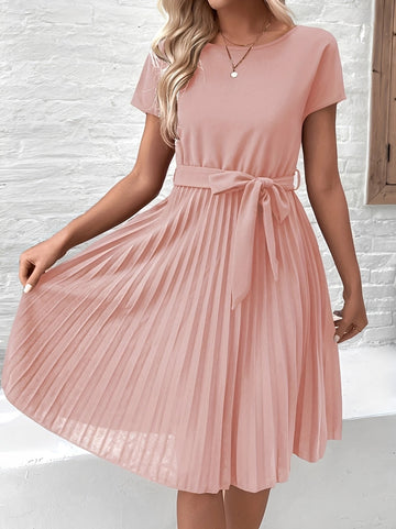 Meza - Midikleid mit Falten, Bindegürtel und kurzen Ärmeln