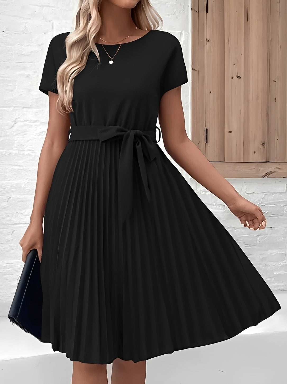 Meza - Midikleid mit Falten, Bindegürtel und kurzen Ärmeln