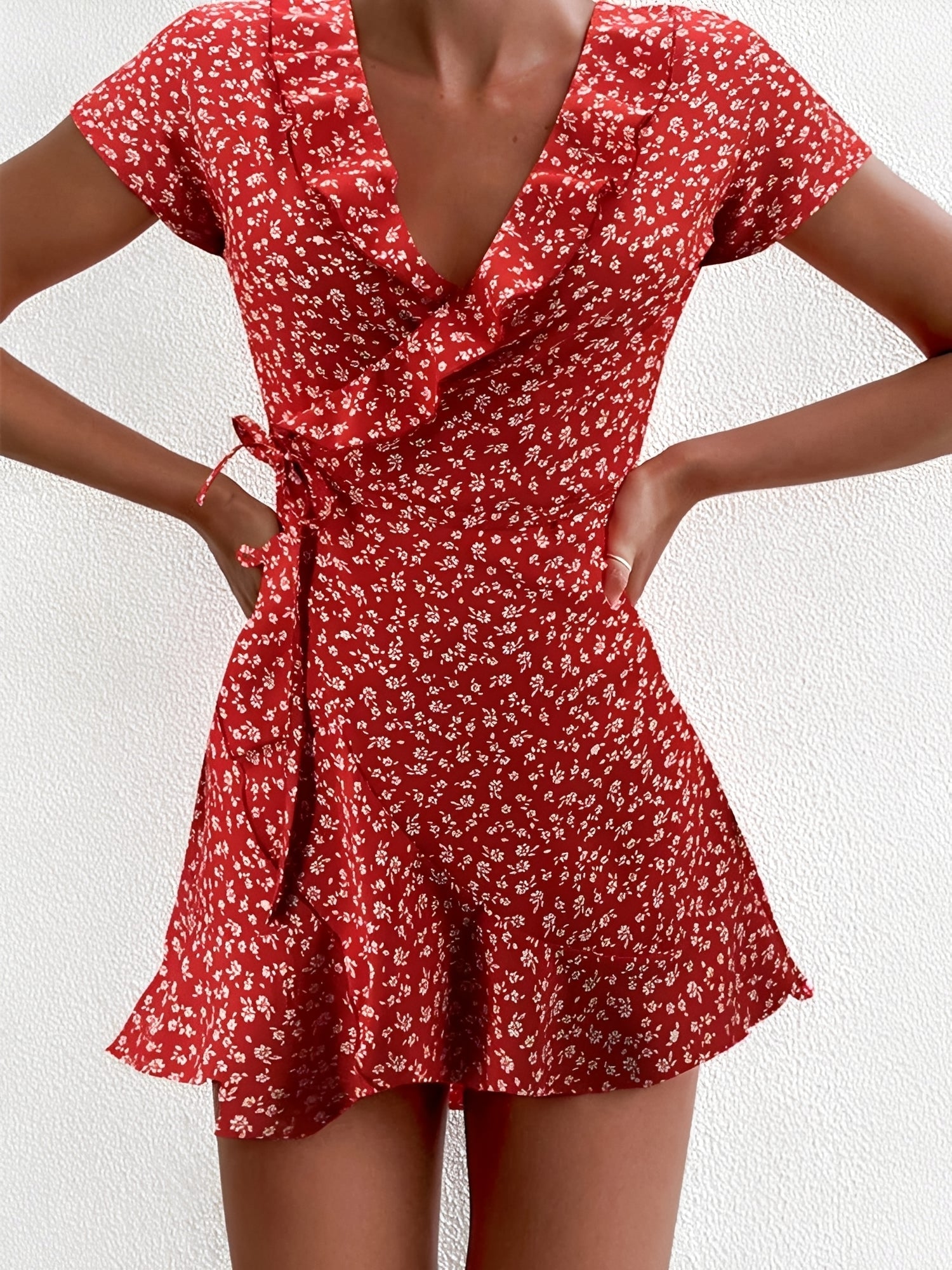 Betsy - Stilvolles Mini-Kleid mit Blumenmuster
