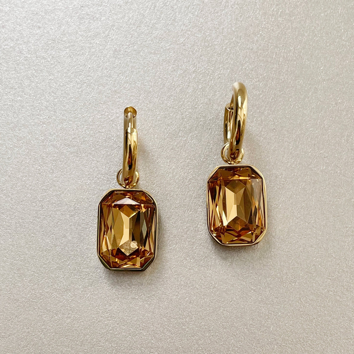 Neri – Goldene Ohrringe mit Bernstein