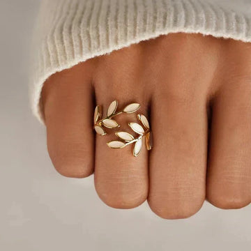 Pria – Eleganter Ring mit hellem Opal und Blattdesign