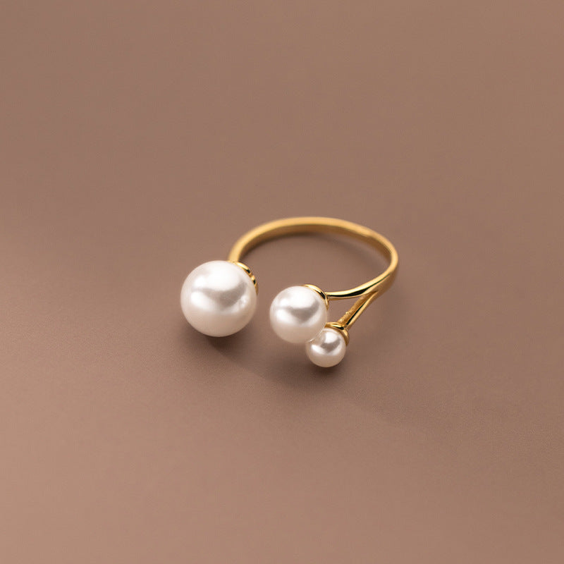 Clara – Verstellbarer Ring mit einer Perle und dreieckigem Design