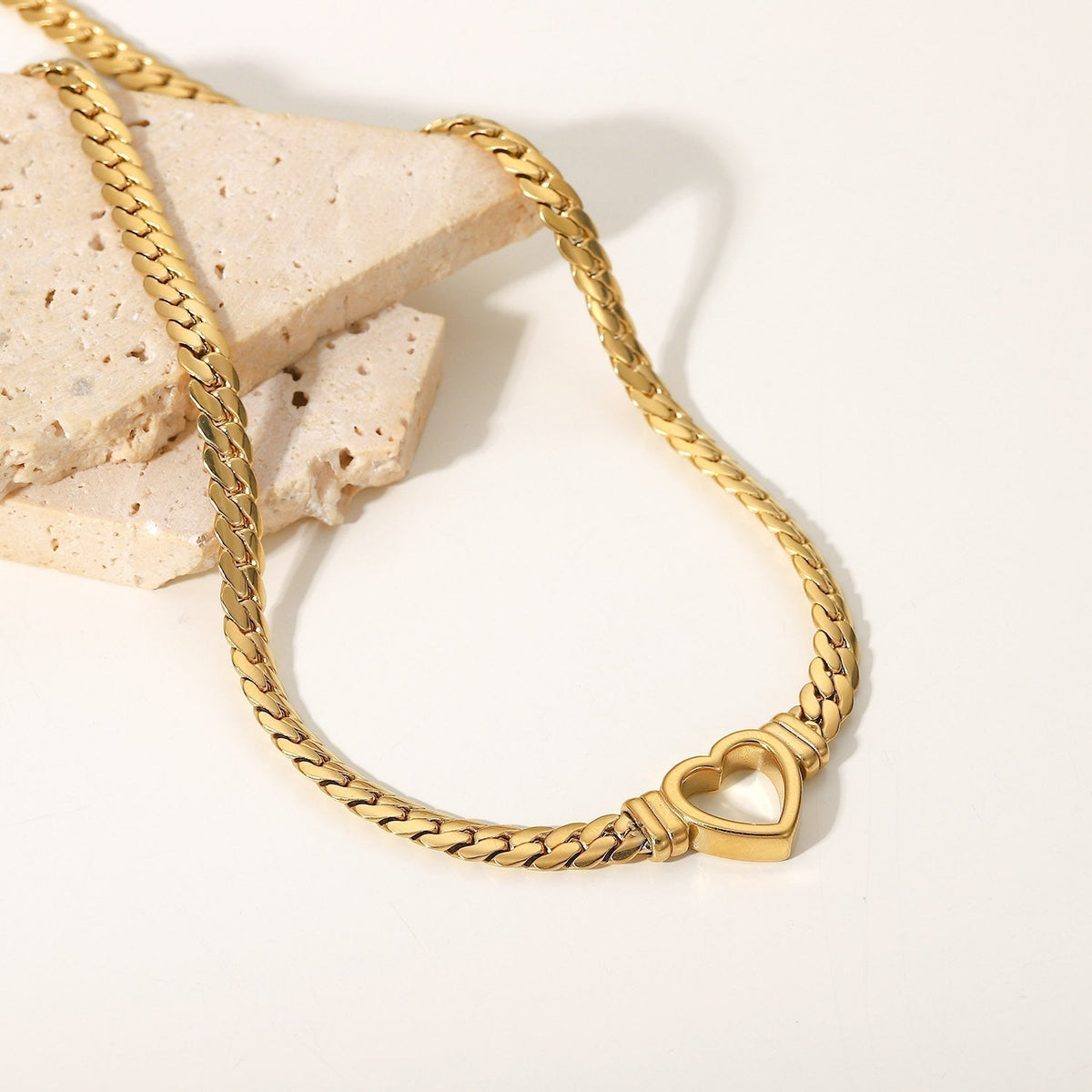 Ara – Herz-Halskette in Gold