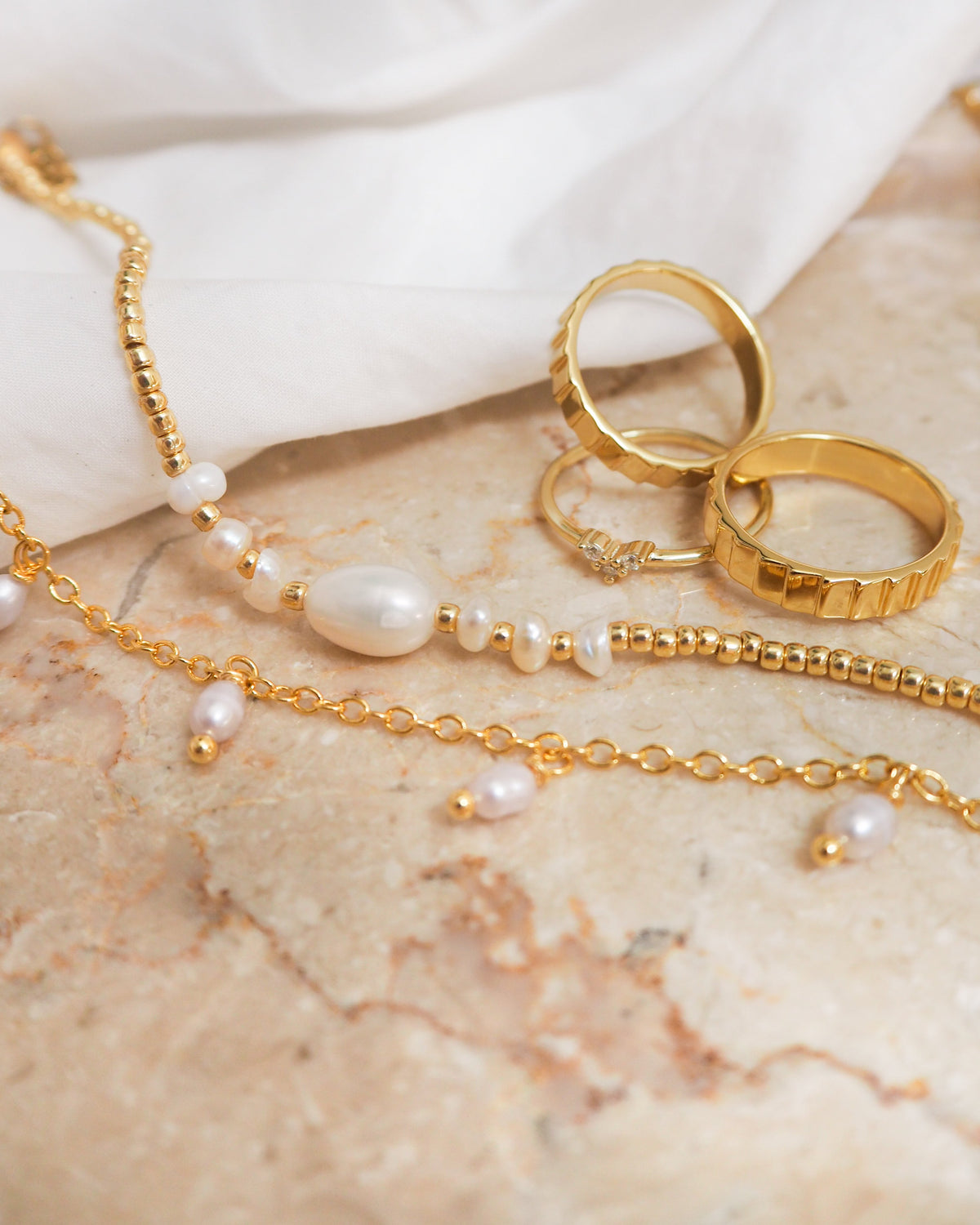 Goldene Fußkette mit Süßwasserperlen
