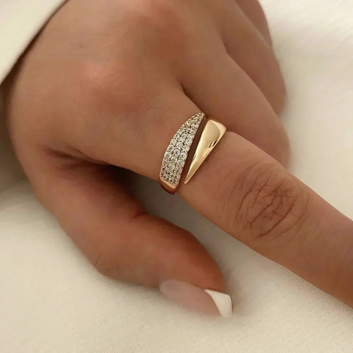 Irina – Gebogener Ring in 18K Gold