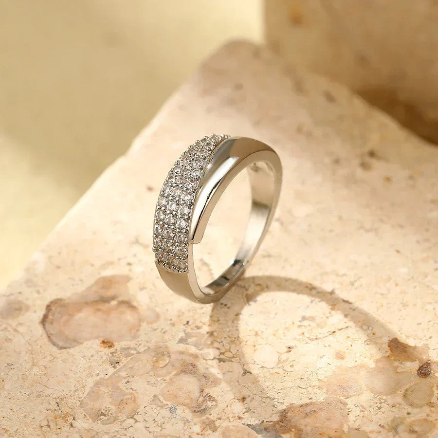 Irina – Gebogener Ring in 18K Gold