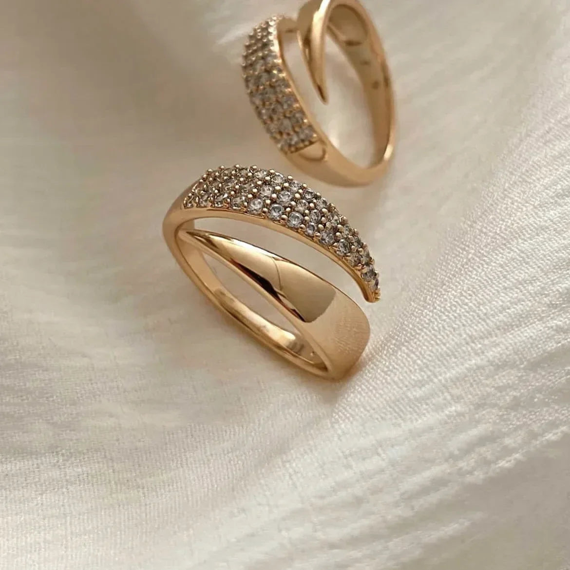 Irina – Gebogener Ring in 18K Gold