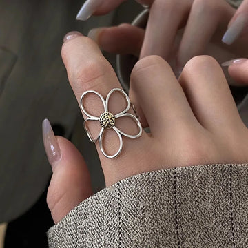 Alizee – Silberring in Blumenform