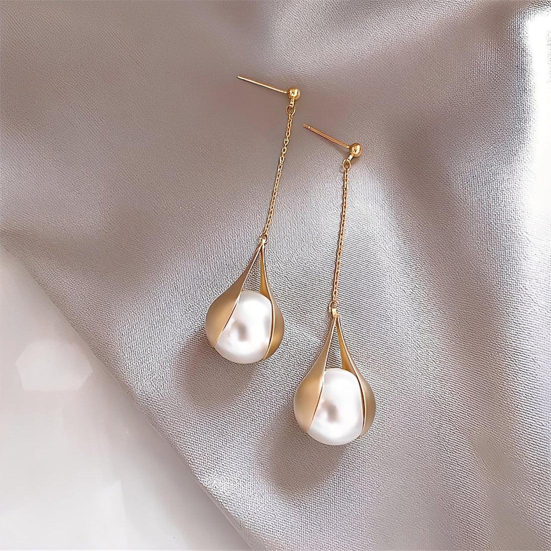 Asa – Ohrringe in Gold und mit Perlen