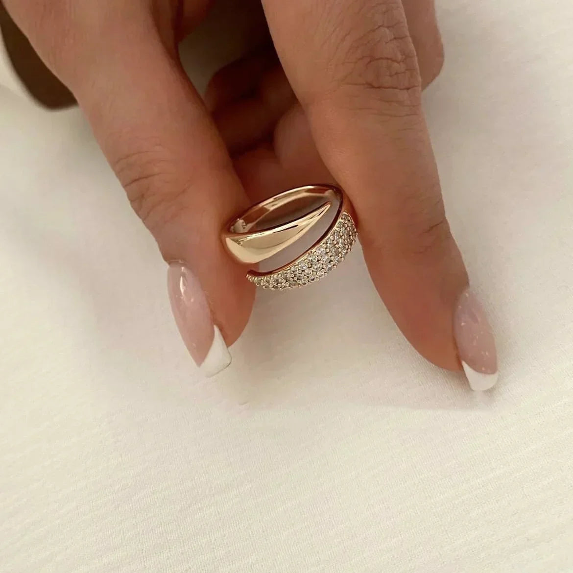 Irina – Gebogener Ring in 18K Gold