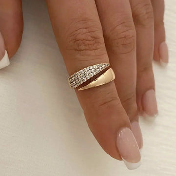 Irina – Gebogener Ring in 18K Gold