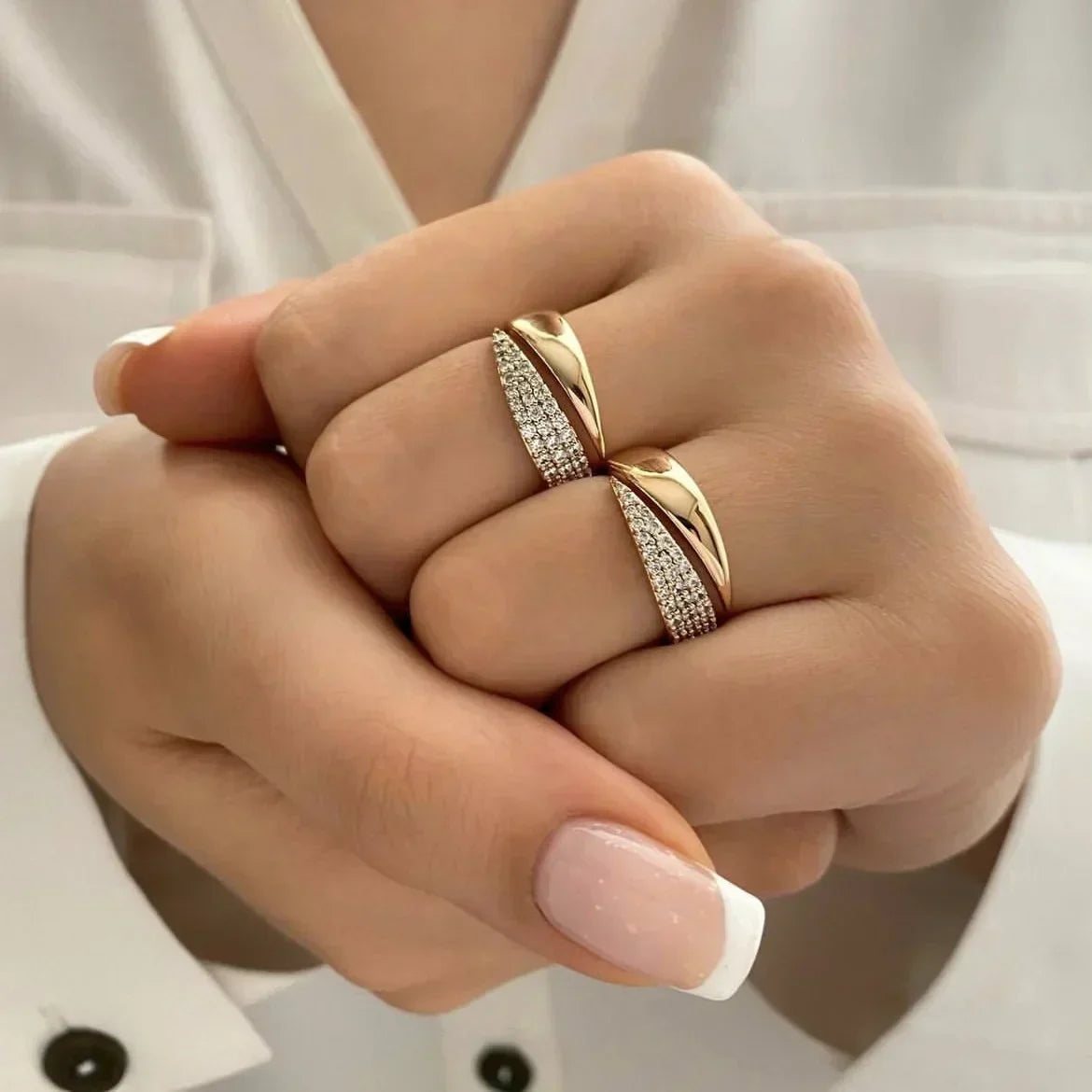 Irina – Gebogener Ring in 18K Gold