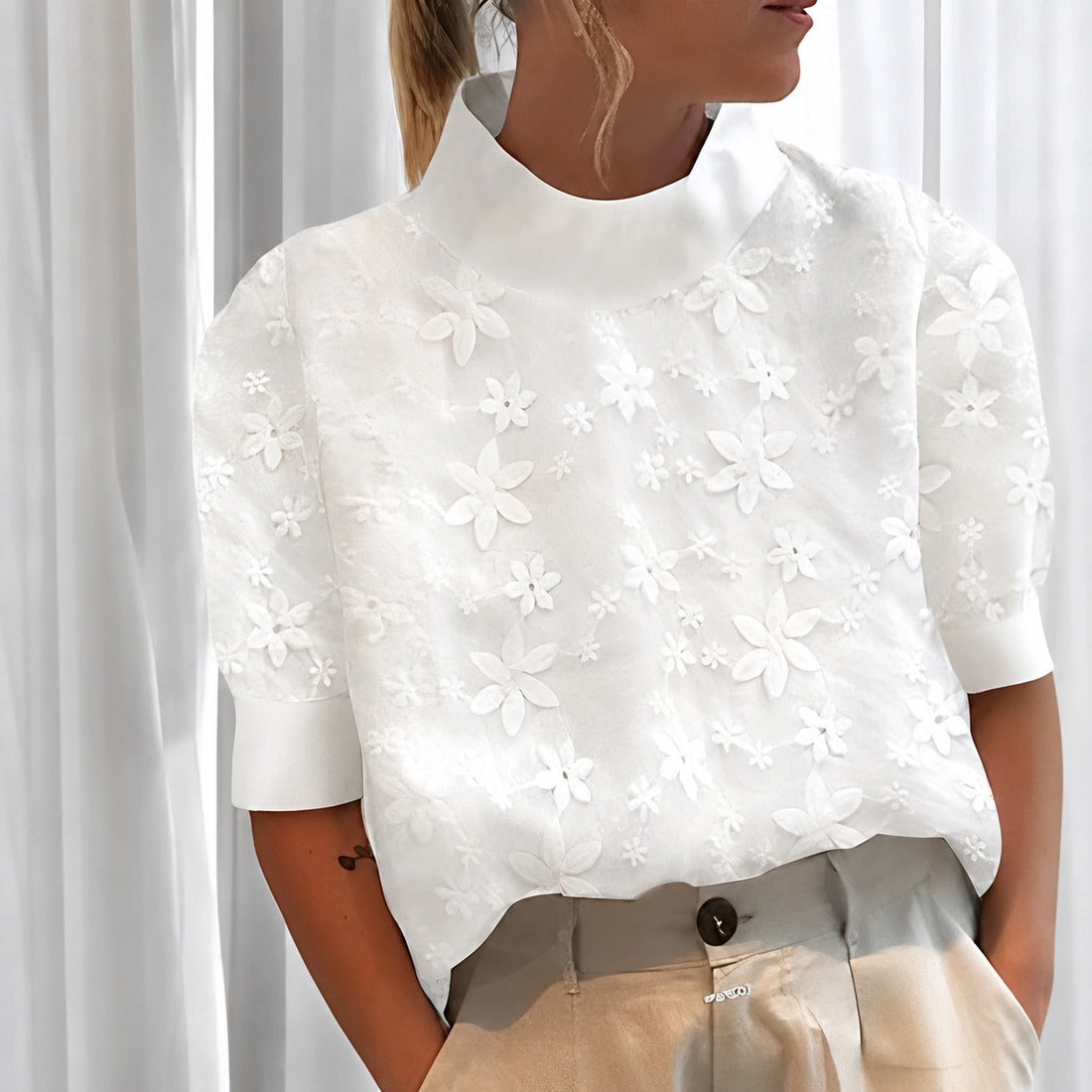Julia - Elegante Damenbluse mit gesticktem Stehkragen