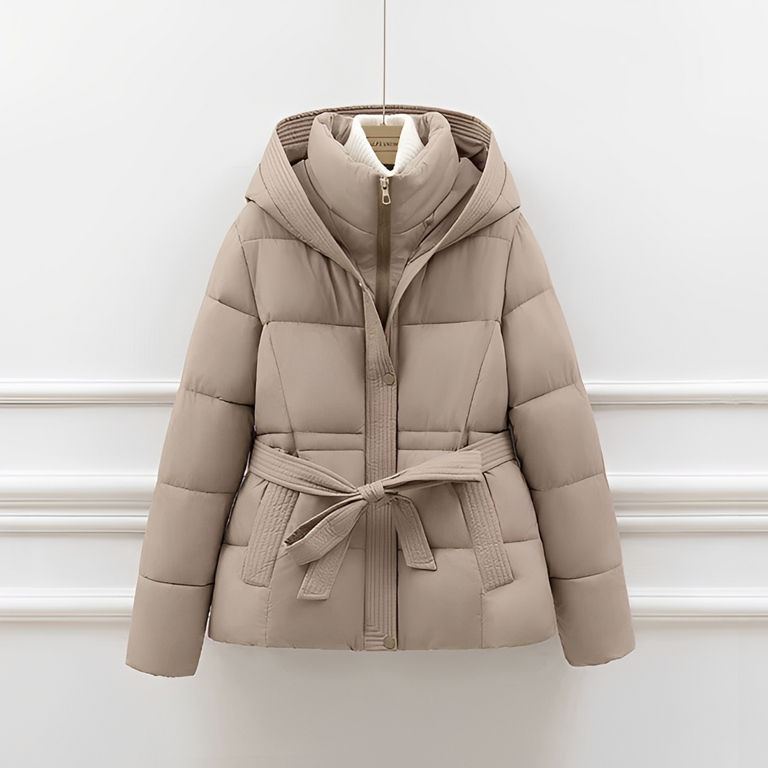 Jackalyn - Warme Jacke mit Kapuze und Gürtel