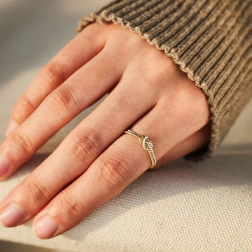 Ring der Verbindung zwischen Mutter und Tochter - Ring mit 2 Strängen und Knoten
