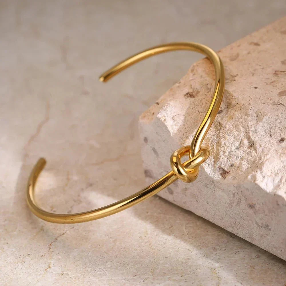 Clea – Zeitloses Armband mit Knoten