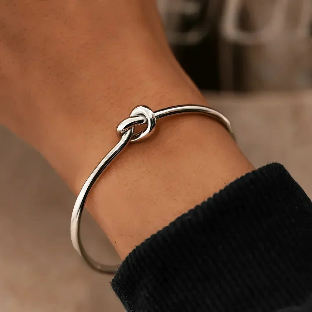 Clea – Zeitloses Armband mit Knoten