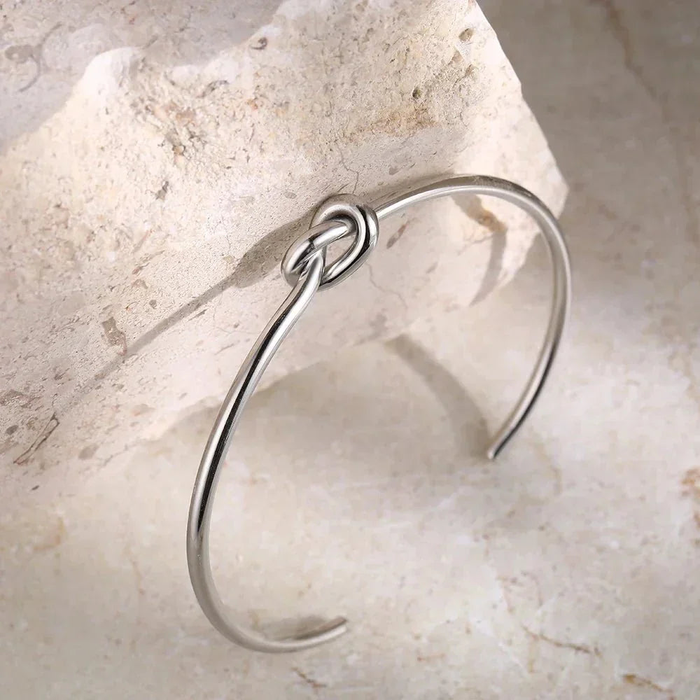 Clea – Zeitloses Armband mit Knoten