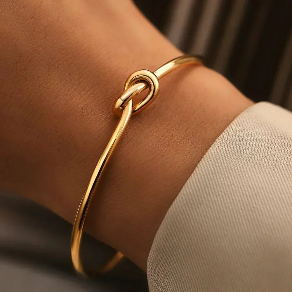 Clea – Zeitloses Armband mit Knoten